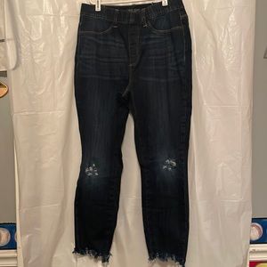 Judy blue size 14W. Has 2 little cuts at the back doesn’t affect the product